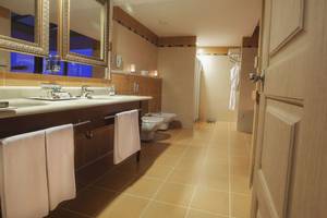 Badezimmer mit zwei Waschtischen, zwei Toiletten und Handtüchern im Fame Residence Lara & Spa Hotel.