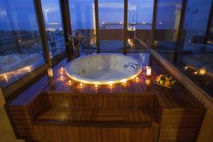 Jacuzzi mit Kerzen im Badezimmer des Fame Residence Lara & Spa Hotels