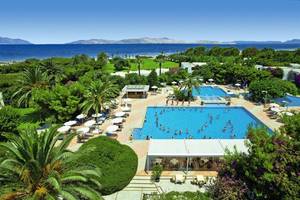 Luftaufnahme des Caravia Beach Hotel mit Swimmingpools, Palmen und Blick auf das Meer.