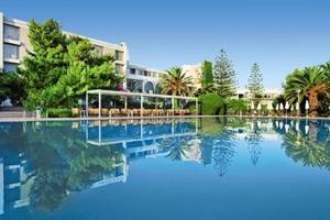 Außenbereich des Caravia Beach Hotel mit Swimmingpool und Sonnenliegen