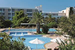 Außenpools und Hotelgebäude des Caravia Beach Hotel & Bungalows