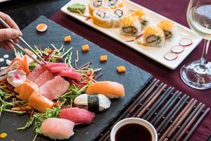 Sushi-Buffet im Occidental Papagayo Hotel mit verschiedenen Gerichten auf einem schwarzen Teller.