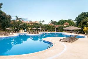 Außenpool des Occidental Papagayo Hotels mit vielen Liegestühlen und Sonnenschirmen