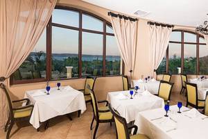 Innenansicht eines Restaurants im Occidental Papagayo Hotel mit Blick auf das Meer.