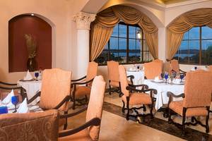 Der Speisesaal des Occidental Papagayo Hotels mit eleganten Möbeln und Blick auf das Meer.