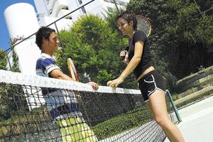 Tennisspieler auf einem Tennisplatz im Hotel KoruMar Hotel De Luxe