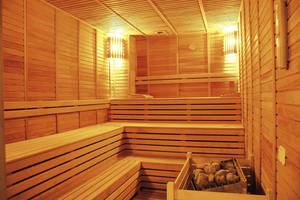 Innenansicht der Sauna im KoruMar Hotel De Luxe mit Holzwänden und Bänken