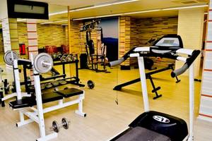 Fitnessstudio im La Mer Deluxe Hotel mit Laufband, Hanteln und Trainingsgeräten
