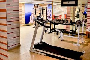 Fitness Center im La Mer Deluxe Hotel & Spa mit Laufband, Hantelbank und anderen Geräten.