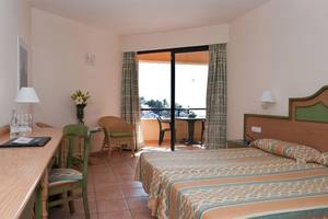 Doppelzimmer im Iberostar Playa Gaviotas Hotel mit Blick auf die Terrasse und das Meer.