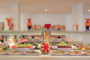 Buffet im LABRANDA TMT Bodrum mit einer Vielzahl von Gerichten und Dekorationen.