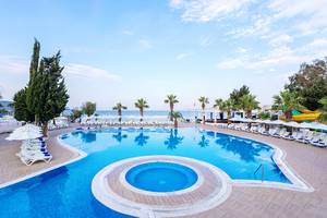 LABRANDA TMT Bodrum Hotel mit großem Swimmingpool und Sonnenliegen unter Palmen