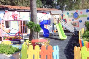 Kinderspielplatz des LABRANDA TMT Bodrum Hotels mit bunten Rutschen und Spielgeräten.