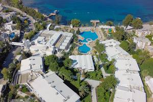 Luftaufnahme des LABRANDA TMT Bodrum Hotels mit Pool und Gebäuden am Meer