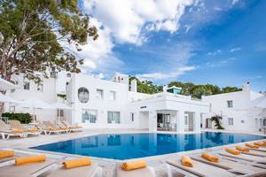 LABRANDA TMT Bodrum Hotel mit Pool und Liegebereichen unter Schirmen