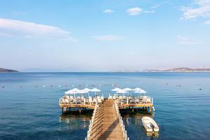 Terrasse des LABRANDA TMT Bodrum Hotels mit Sonnenliegen und Umbrellas am Meer