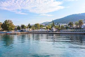 Labranda TMT Bodrum Hotel Strand mit Liegestühlen und Palmen
