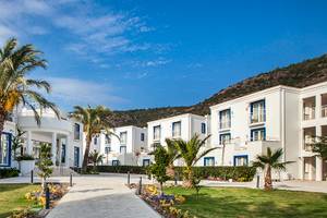 Außenansicht des LABRANDA TMT Bodrum Hotels mit weißen Gebäuden und blauen Fensterrahmen.