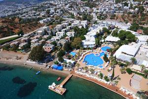 Luftaufnahme des LABRANDA TMT Bodrum Hotels mit Pools und Strandbereich
