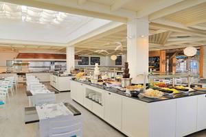Buffetbereich im H10 Suites Lanzarote Gardens mit vielen Gerichten und Tischen.