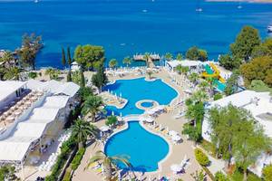 Luftaufnahme des LABRANDA TMT Bodrum Resorts mit Pool, Wasserrutsche und Blick aufs Meer