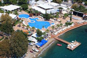 Luftbild des LABRANDA TMT Bodrum Resorts mit Swimmingpool und Strandbereich.