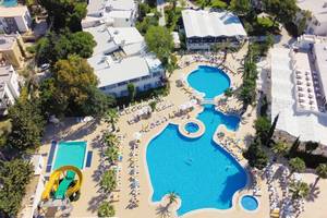 Luftaufnahme des LABRANDA TMT Bodrum Hotels mit zwei Pools, Sonnenliegen und Wasserrutsche.