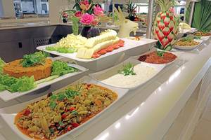 Foto eines reichhaltigen Buffets im LABRANDA TMT Bodrum Hotel mit verschiedenen Gerichten und Dekorationen.