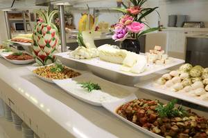 Buffet-Tisch im LABRANDA TMT Bodrum mit verschiedenen Speisen und Dekorationen.