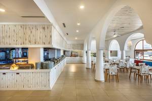 Innenansicht des Restaurants im LABRANDA TMT Bodrum Hotel mit Buffet und runden Tischen.