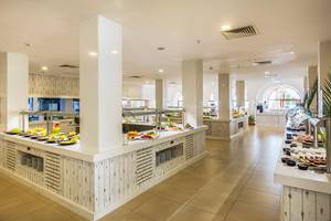 Buffet-Bereich im LABRANDA TMT Bodrum Hotel mit verschiedenen Speisen.