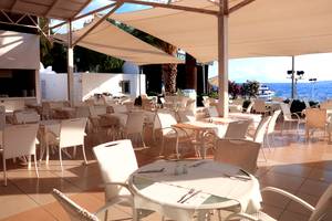 Labranda TMT Bodrum Terrassenrestaurant mit Blick auf das Meer.