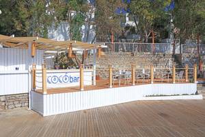 Coco Bar Außenbereich im LABRANDA TMT Bodrum Hotel mit Tischen und Stühlen.