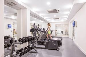 Fitnessraum im LABRANDA TMT Bodrum mit einer Frau auf dem Laufband.