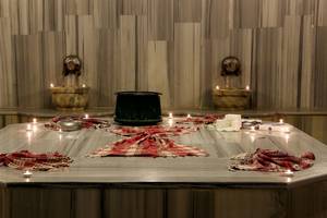 Spa-Bereich im LABRANDA TMT Bodrum Hotel mit Kerzen und Türkischen Tüchern.