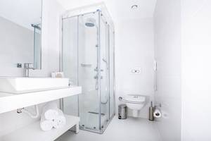 Badezimmer im LABRANDA TMT Bodrum Hotel mit Glasdusche, Toilette und Waschbecken.