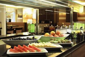 Frühstücksbuffet im Hamburg Mitte Hotel mit verschiedenen Früchten und Säften.