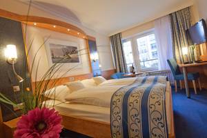 Doppelbettzimmer im Hotel Hamburg Mitte mit modernen Möbeln und Ausblick auf die Stadt.