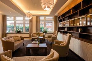Hamburg Mitte Hotel Lobby mit Möbeln, Sofas, Tischen, Fenstern und Deckenlampen.