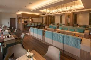 Innenbereich des Hamburg Mitte Hotels mit Bar, Sitzbereichen und Esstischen.