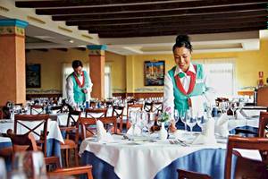 Kellnerinnen servieren im Restaurant des Bahia Principe Sunlight Costa Adeje