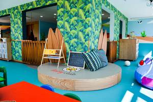 Kinderzimmer im H10 Suites Lanzarote Gardens mit blauen Wänden und Palmblätter-Tapete