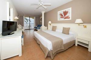 Hotelzimmer mit Doppelbett, Fernseher und Balkon im Bahia Principe Sunlight Costa Adeje
