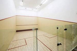 Leerer Squash-Spielplatz im Hotel Bahia Principe Sunlight Costa Adeje
