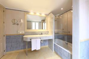 Badezimmer im Iberostar Malaga Playa Hotel mit Badewanne, Dusche und Waschbecken.