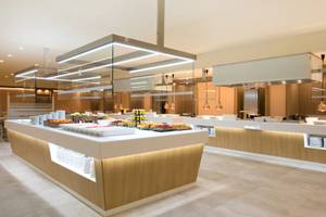Restaurant im Iberostar Malaga Playa Hotel mit vielen Gerichten und Geschirr