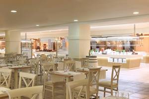 Innenansicht des Restaurants im Iberostar Malaga Playa Hotel mit vielen Tischen und Stühlen.