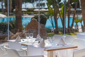 Außenrestaurant mit Blick auf den Pool im Iberostar Malaga Playa Hotel.