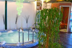 Whirlpool im Louros Beach Hotel & Spa mit blauen Fliesen und Wasserpflanzen.