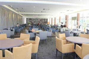 Loungebereich des Nirvana Cosmopolitan Hotels mit vielen Sitzgruppen und Tischen.